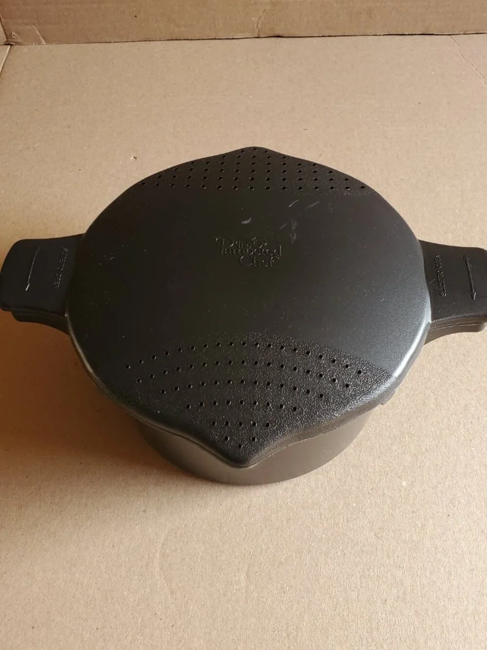 Pampered Chef Black 2 Quart  Microwave Steamer & Rice Cooker With  Locking Lid